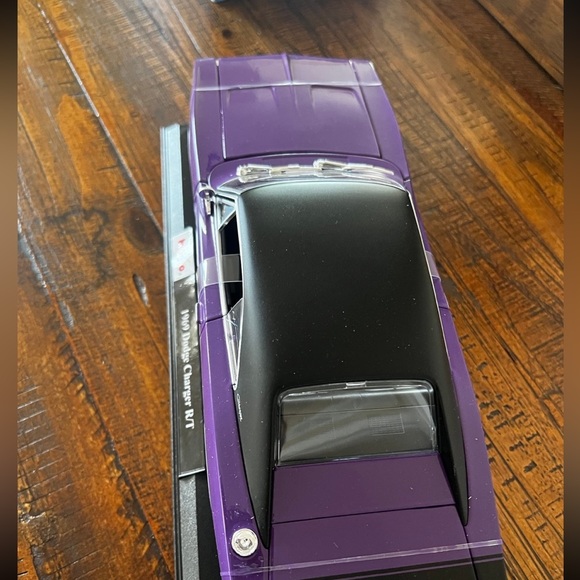 1969 Dodge Charger R/T by Maisto 1:18 Scale Diecast Model Car - Picture 5 of 9